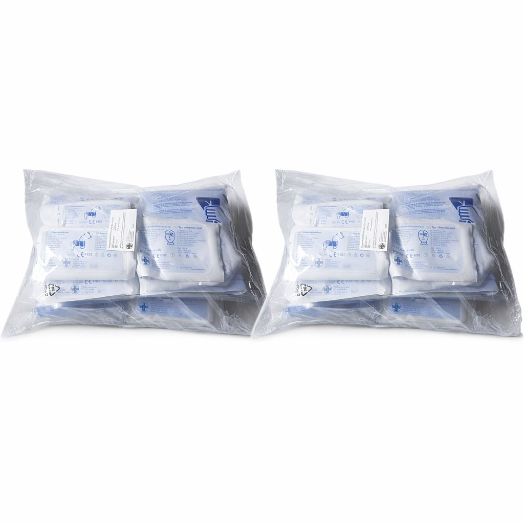 Zwei transparente Beutel mit Erste-Hilfe-Materialien. Einzelne Komponenten in Folie verpackt. Blaue und weiße Elemente.