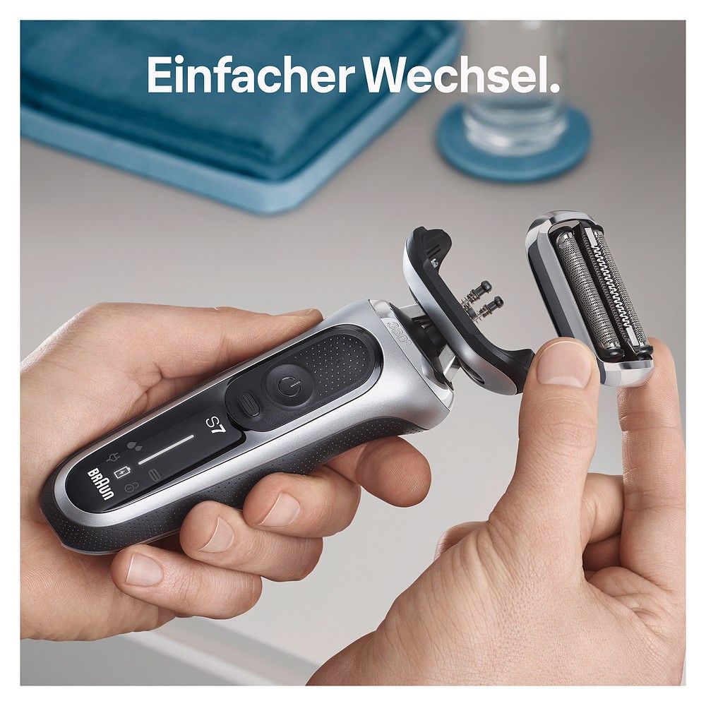 Hände wechseln den Scherkopf eines Braun Series 7 Rasierers.