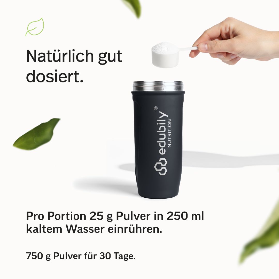 Schwarzer Shaker mit edubily® NUTRITION Logo. Pulver wird mit einem Löffel dosiert. Anleitung: 25 g Pulver in 250 ml kaltem Wasser einrühren. 750 g Pulver für 30 Tage.