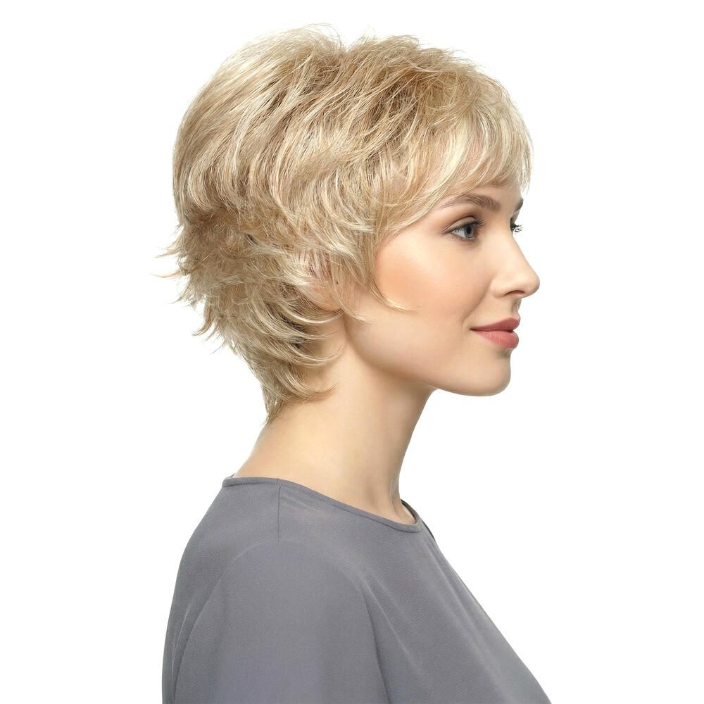 Profilansicht einer Frau mit blondierter Kurzhaarperücke. Die Perücke hat einen Seitenscheitel.