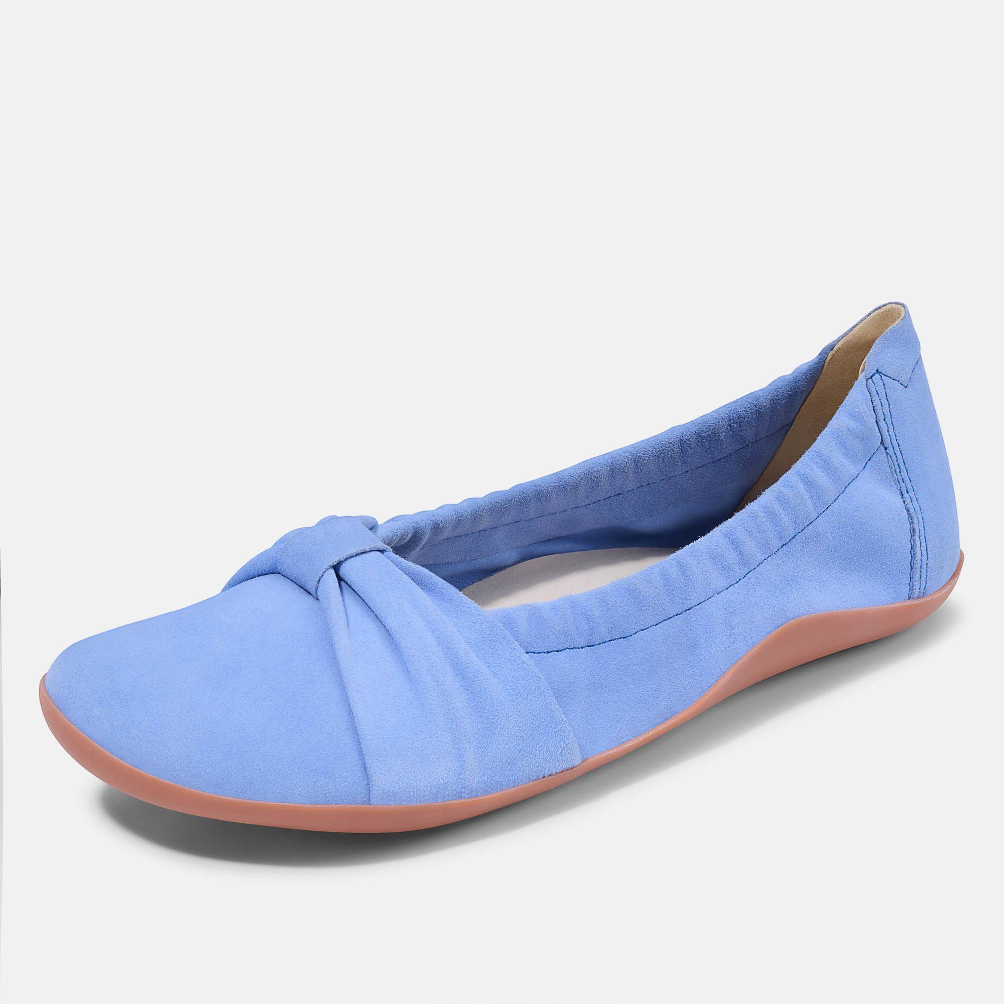 Blaue Ballerina mit Schleife. Braune Sohle. Weite Form.