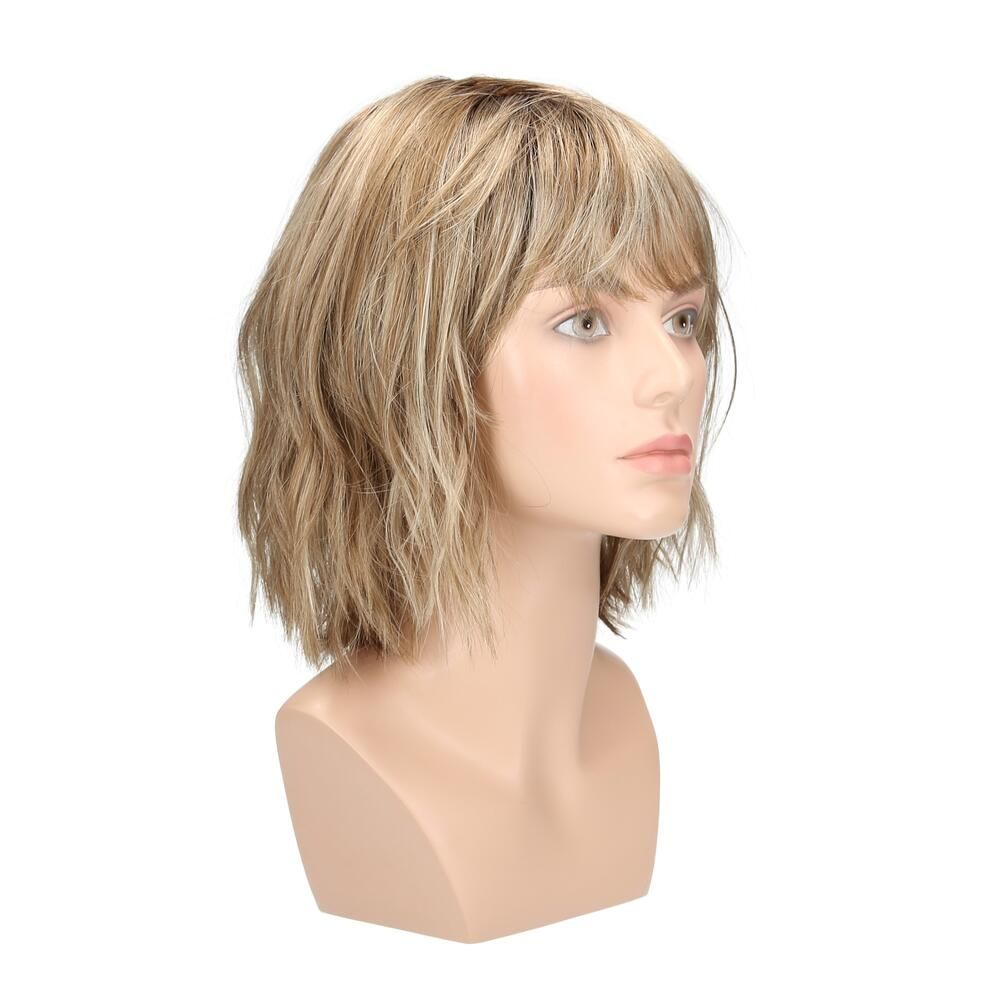 Perücke Miri von trendhair. Blond mit Pony, auf einem Schaufensterkopf. Seitenansicht.