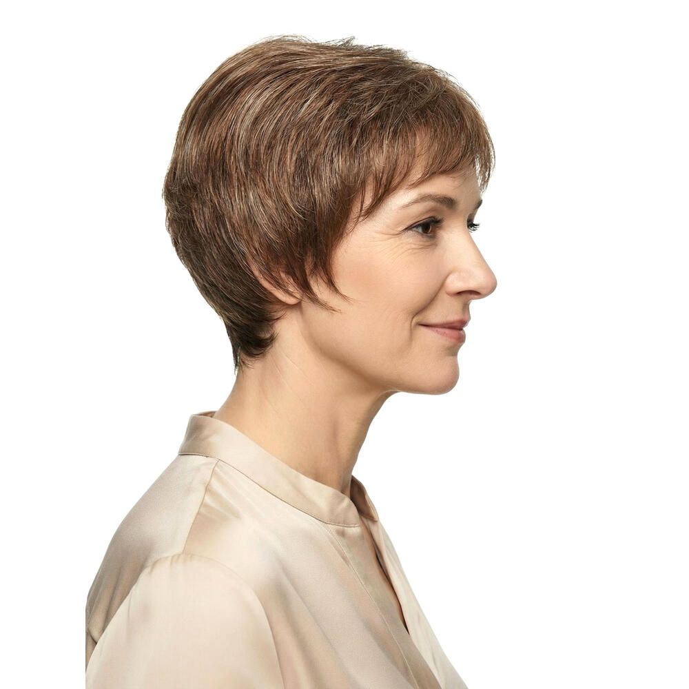 Kurzhaarperücke, braun, seitlich. Frau mit beigem Oberteil. Profilansicht, natürlicher Look.