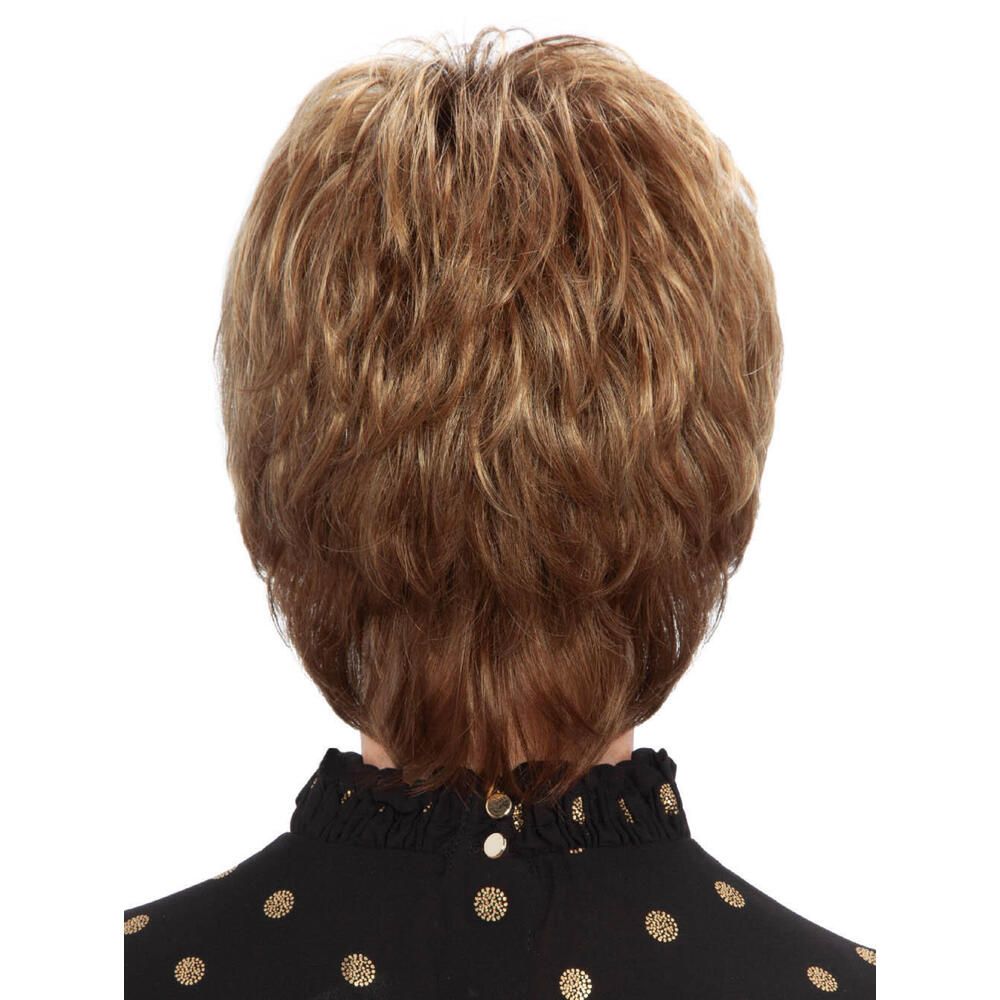 Rückansicht einer Kurzhaarperücke mit blonden Strähnen. Die Frau trägt ein schwarzes Oberteil.