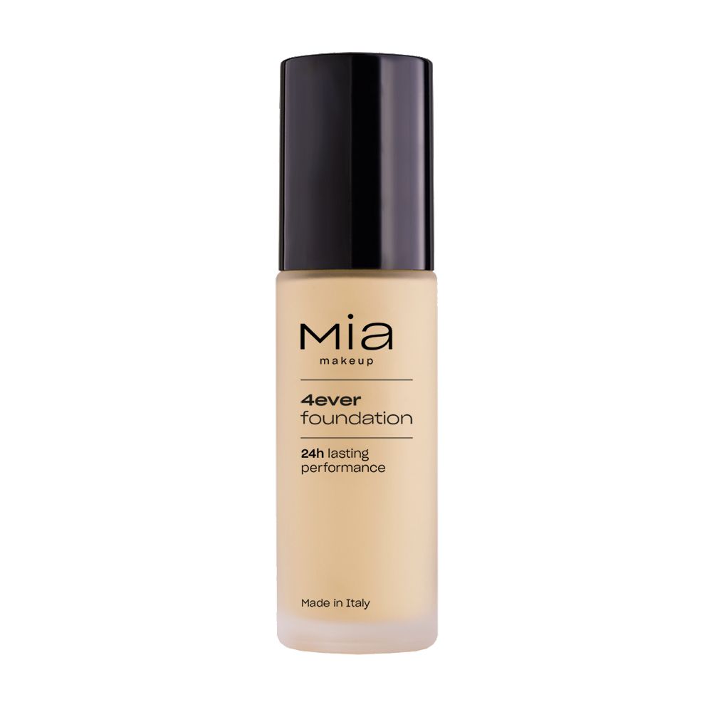 Flacone di fondotinta Mia Makeup 4ever. Il flacone cilindrico ha un tappo nero. L'etichetta riporta "Mia makeup", "4ever foundation" e "24h lasting performance". Il flacone contiene un liquido colorato. In basso è scritto "Made in Italy".