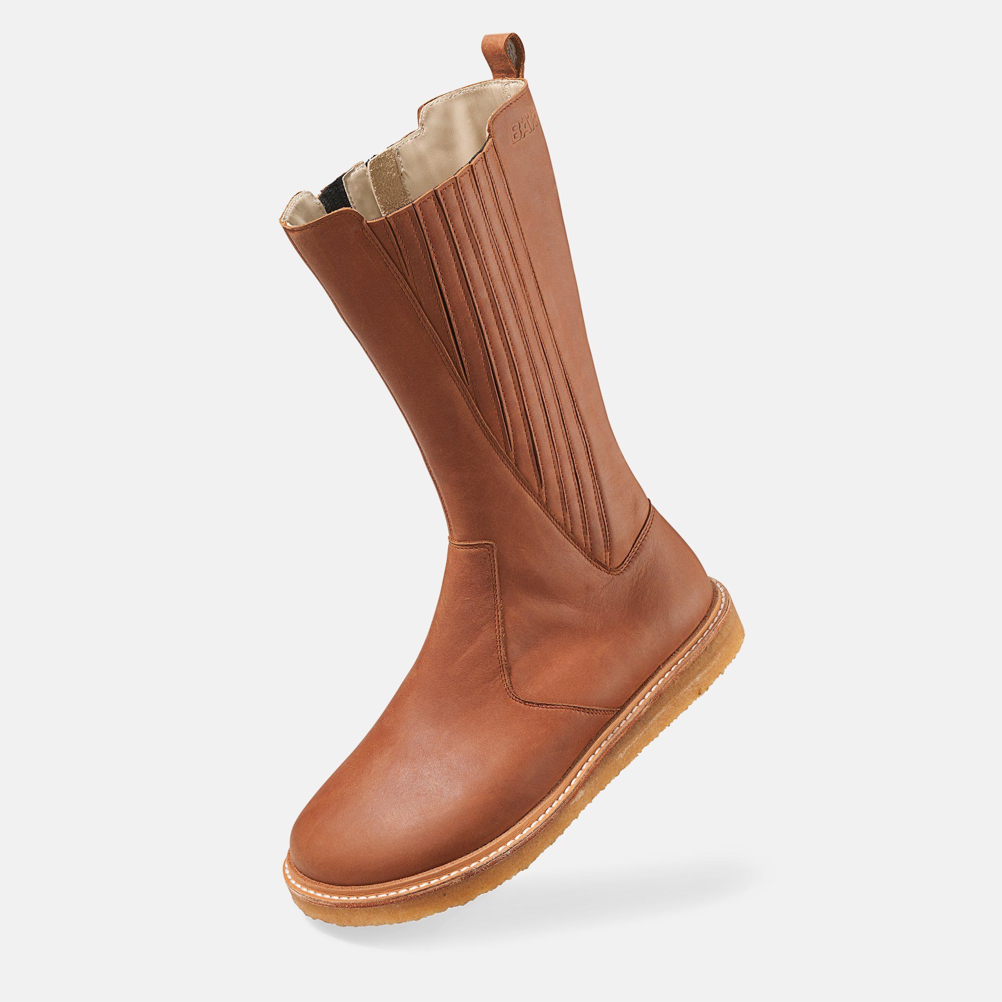 Brauner Lederstiefel mit breiter Passform. Reißverschluss an der Seite. Helle Sohle. Stiefel in Schrägansicht.