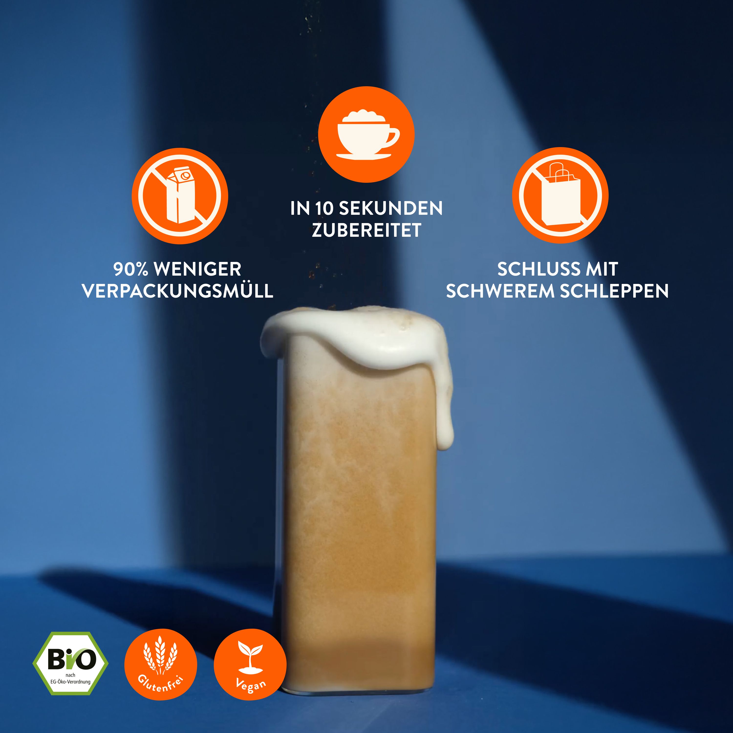 Shaker mit Schaum. Enthält Bio-, glutenfreie und vegane Zertifizierungen. Text: 90% weniger Verpackungsmüll.