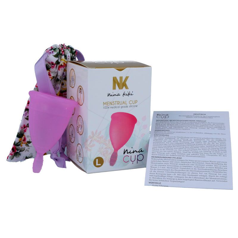 Rosa Menstruationstasse, Stoffbeutel mit Blumenmuster, Verpackung mit Logo und Text. Bedienungsanleitung.