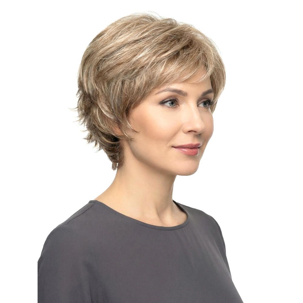 Kurzhaarperücke mit blonden Strähnen. Dreiviertelansicht einer Frau mit Perücke und grauem Oberteil.