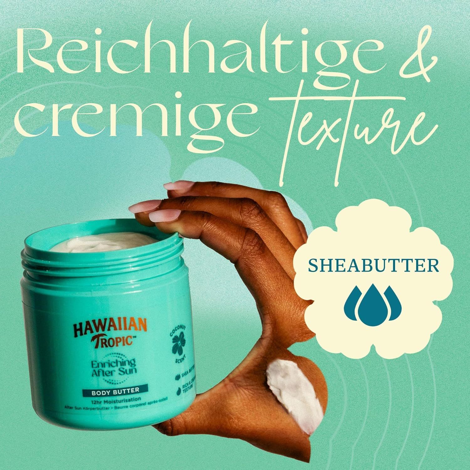 Hand mit Produkt auf dem Finger. Türkisgrüner Tiegel. Aufschrift: Hawaiian Tropic, Enriching After Sun, Body Butter. Text: Sheabutter.
