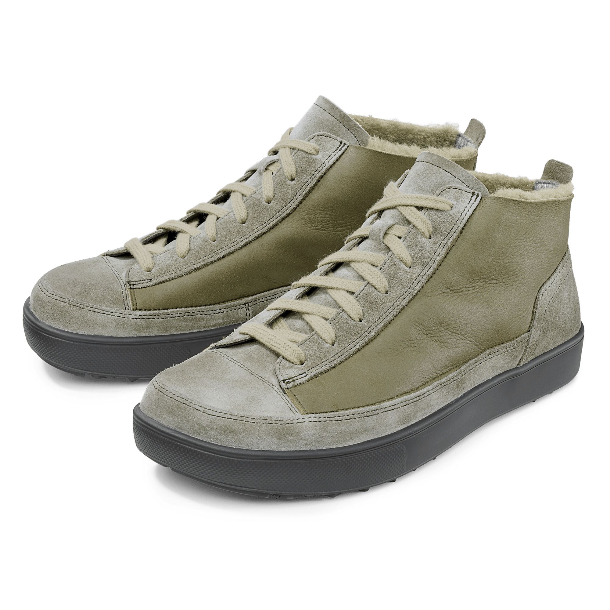 Zwei grüne Stiefeletten mit Schnürsenkeln und Fellfutter. Graue Sohle. Hellgraue Schnürsenkel.