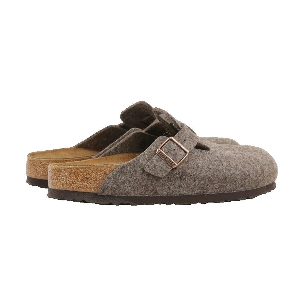 Zoccoli Birkenstock in feltro marrone. Fibbia e plantare in sughero. Vista laterale.