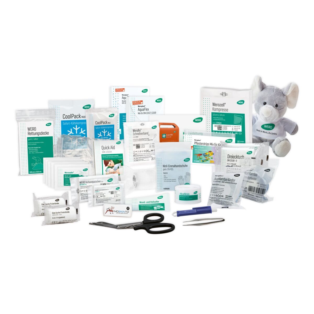 Umfangreiche Sanitätsausstattung aus einem roten Rucksack, mit Kühlpacks, Verbandsmaterial, Schere, Pinzette und Plüschtier.