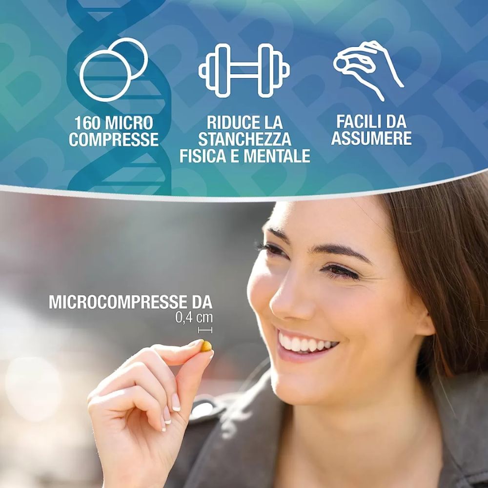 Donna tiene una piccola compressa. Testo: 160 micro compresse, 0,4 cm.