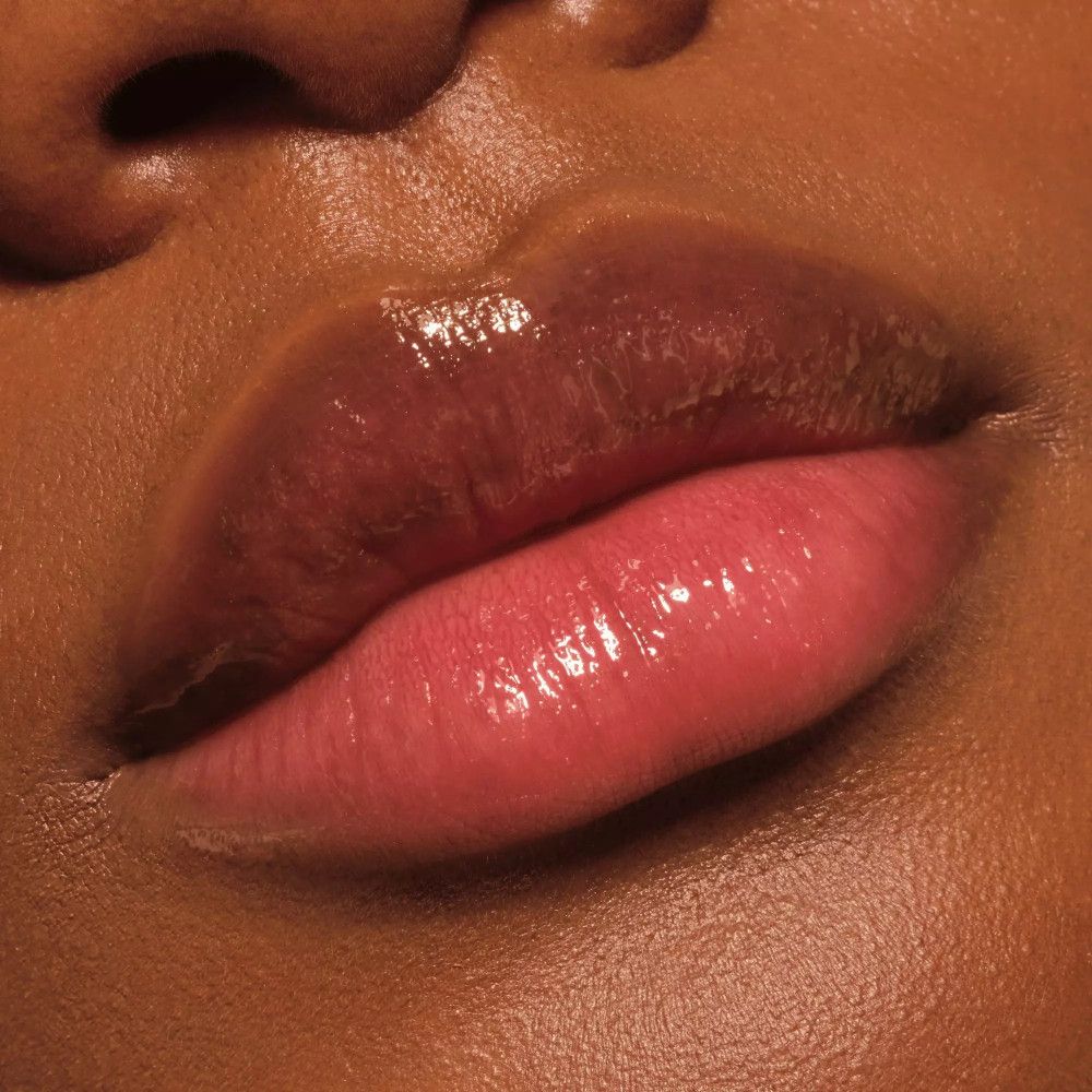 Nahaufnahme von Lippen. Lippenmaske aufgetragen. Glänzendes Finish.