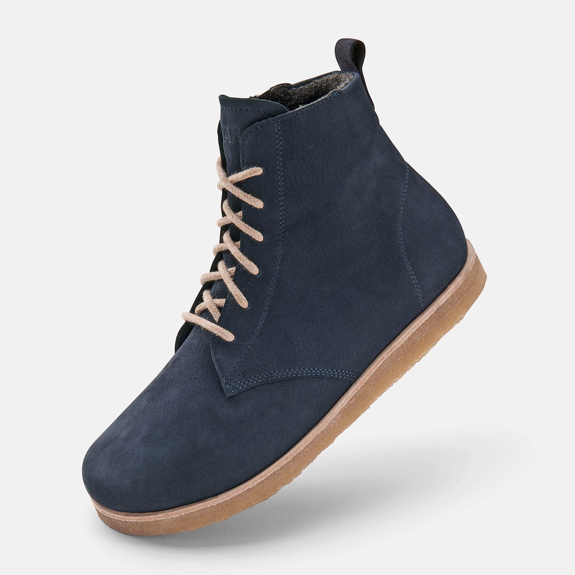 Dunkelblaue Stiefelette mit Schnürsenkeln und beiger Sohle. Seitlicher Reißverschluss. Innenfutter sichtbar. Flache Form.
