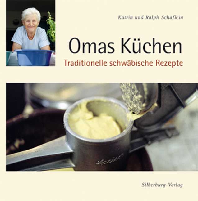 Buchcover mit Titel "Omas Küchen". Rezeptbuch mit traditionellen schwäbischen Rezepten. Im Hintergrund eine Frau und ein Küchengerät.