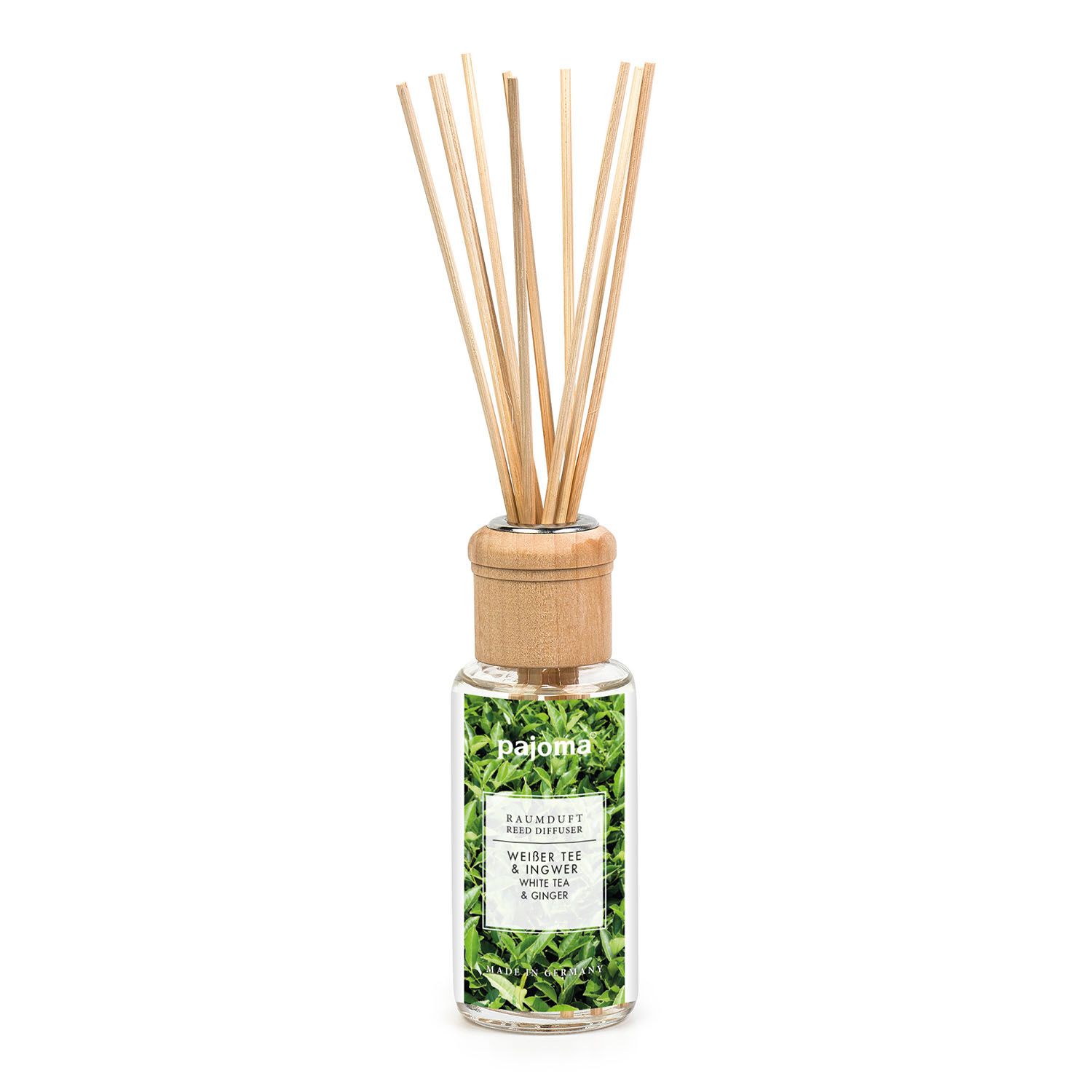 Glasflasche mit Holzdeckel und Duftstäbchen. Etikett mit Text und grünen Blättern. Produktname: pajoma.