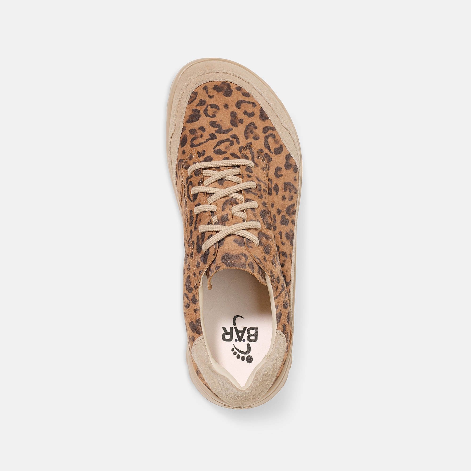 Draufsicht auf braunen Schnürschuh mit Leopardenmuster. Breite Form. Beige Sohle. BÄR-Logo im Schuh.