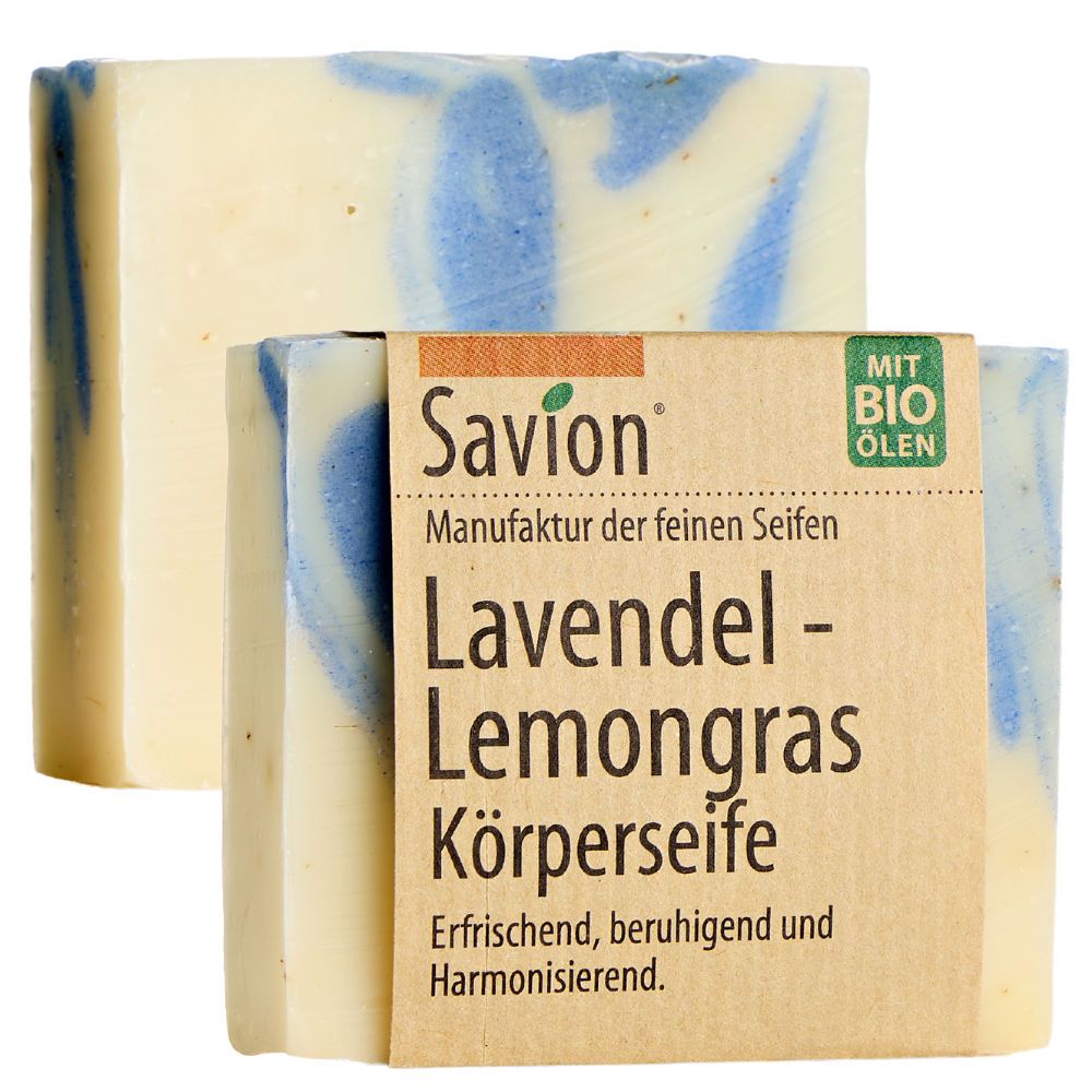 Zwei Seifenstücke, Savion Lavedendel Lemongras Körperseife, mit Papierbanderole. Text: Lavedendel-Lemongras Körperseife.