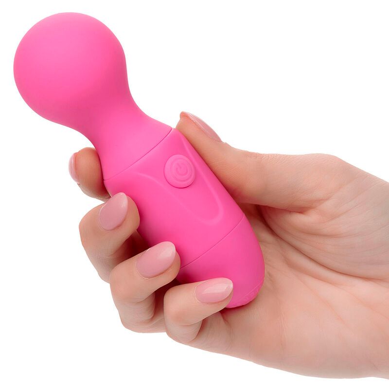 Pinkfarbener Vibrationsmassager in einer Hand gehalten. Mit rundem Kopf und Bedienknopf.