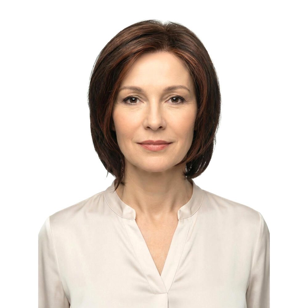 Kurzhaarperücke in Braun-Rot-Tönen. Frontale Ansicht einer Frau mit der Perücke. Helles Oberteil.