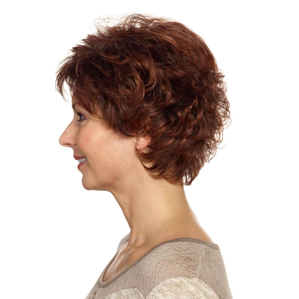 Kurzhaarperücke, rotbraun, gewellt. Frau mit Perücke, Profilansicht. Beige Oberteil.