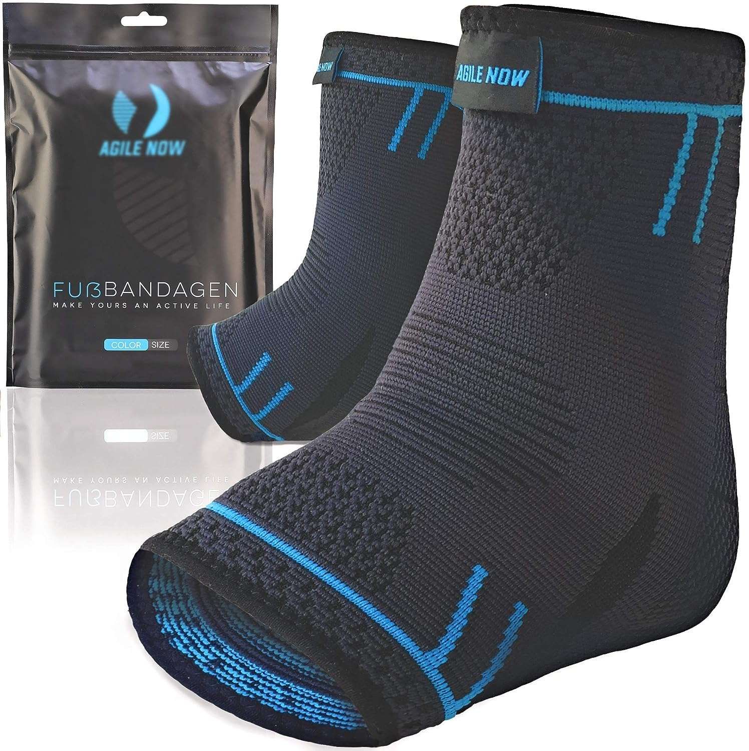 Zwei schwarze AGILE NOW Sprunggelenkbandagen mit blauen Akzenten. Eine Bandage ist in einer Verpackung.