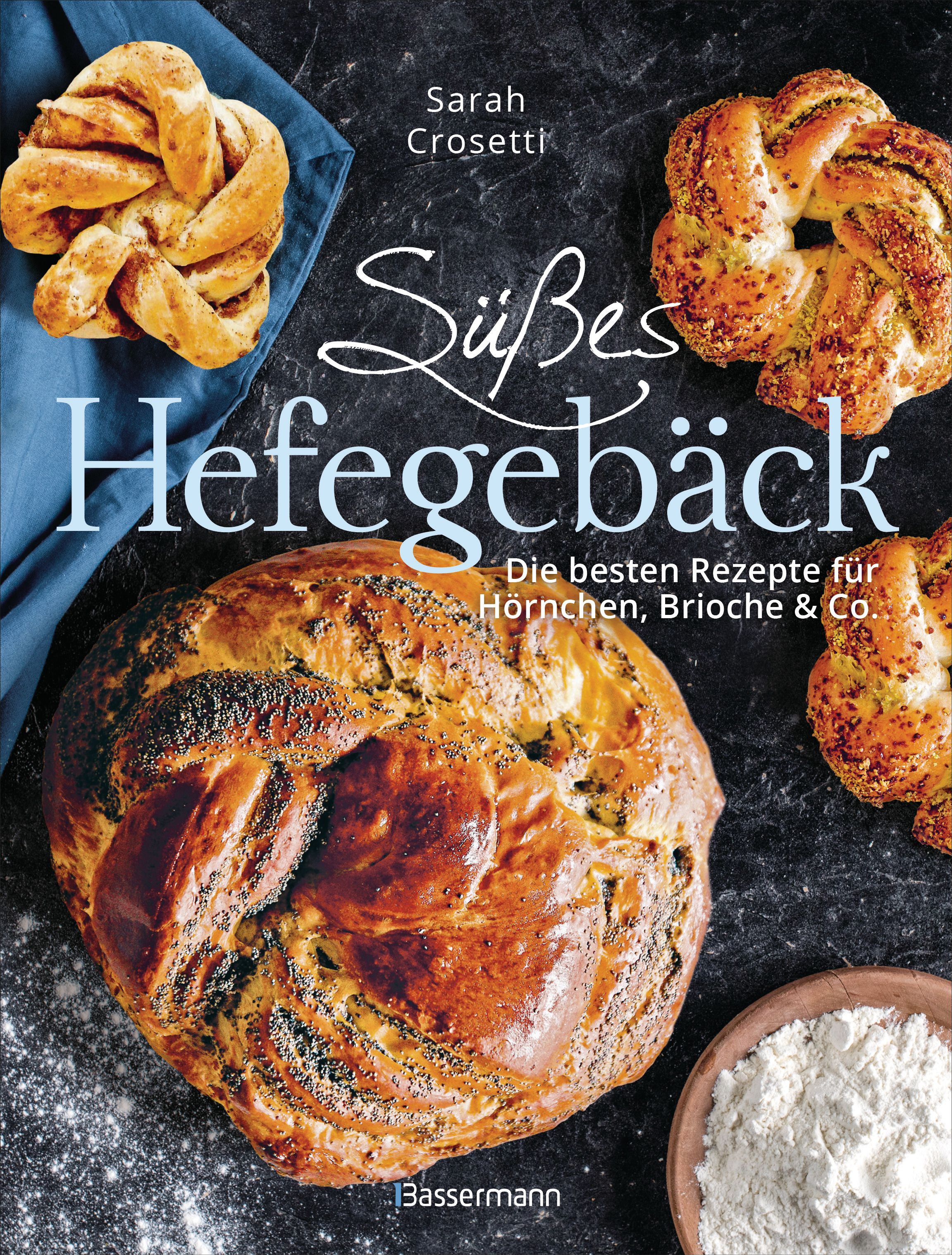 Buchcover: Süßes Hefegebäck. Titel und Autor Sarah Crosetti. Gebäckstücke, Mehl und blaues Tuch auf dunklem Untergrund.