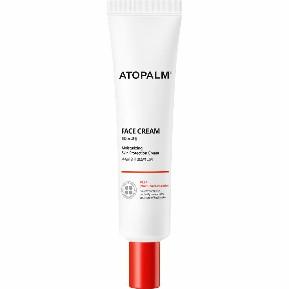 Weiße Tube mit rotem Verschluss. Aufschrift: ATOPALM, FACE CREAM. Zusätzlicher Text und Logo. Vertikale Ansicht.