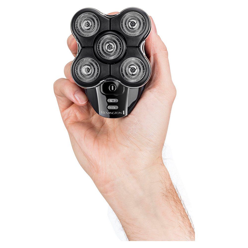 Hand hält den schwarzen Remington XR 1500 Rasierer mit fünf rotierenden Scherköpfen.