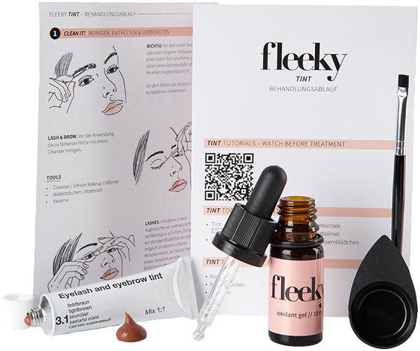 Kit mit 'fleeky', Anleitungen, Pinsel, Tube, Fläschchen und Schwamm. Auf weißem Hintergrund.