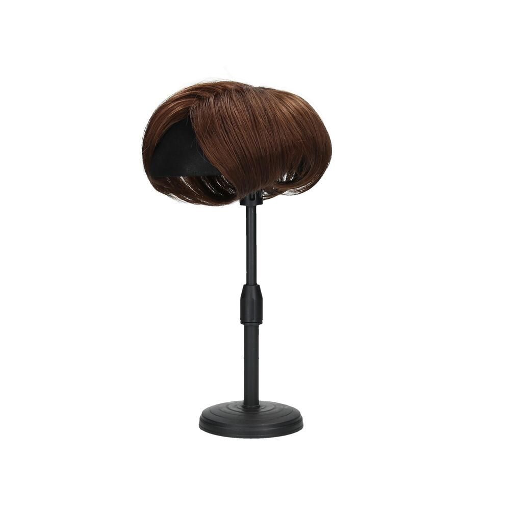 Braunes Haarteil auf schwarzem Ständer. Kurzes, gewelltes Haar. Ständer mit rundem Fuß und verstellbarer Höhe.
