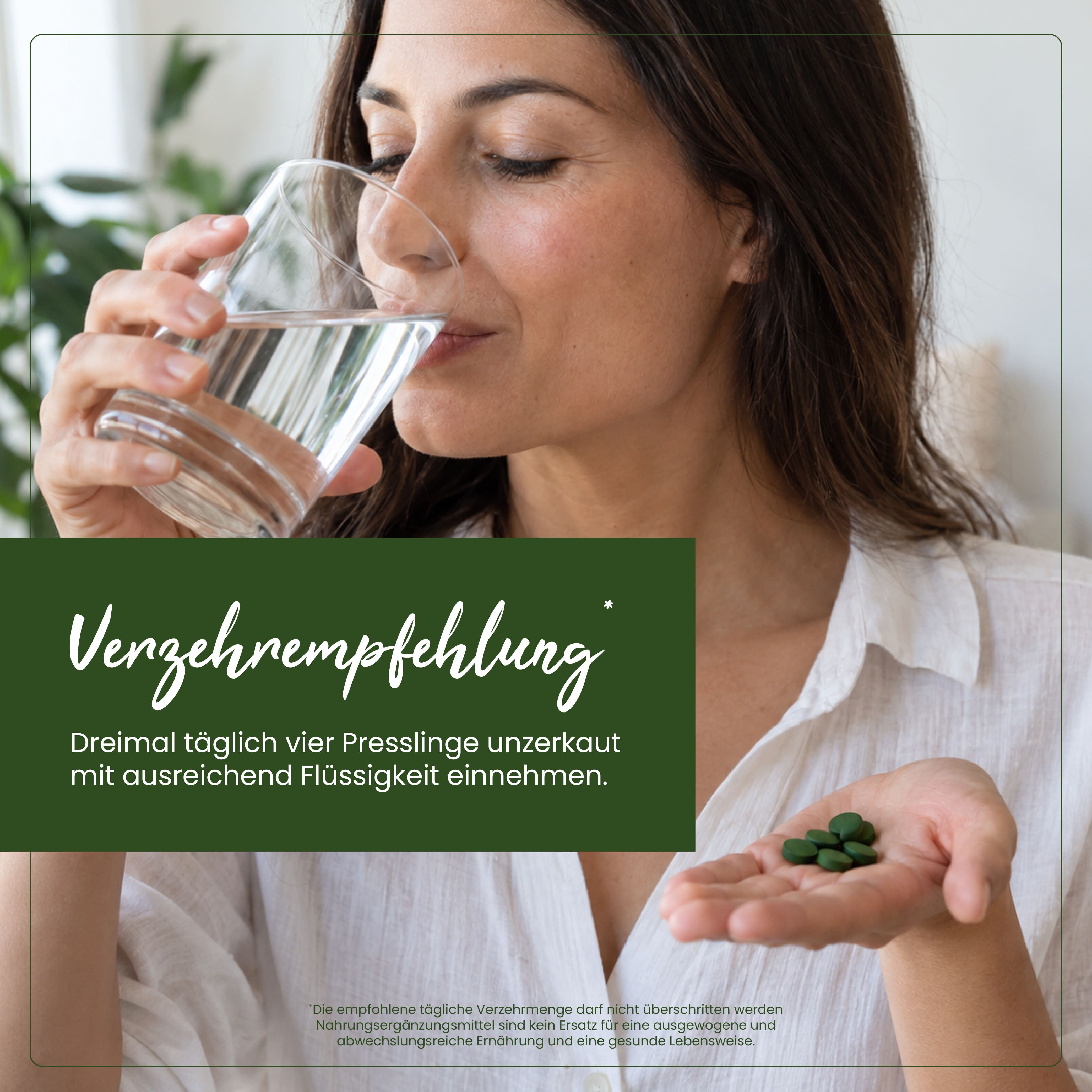 Frau nimmt Spirulina Presslinge mit Wasser ein.