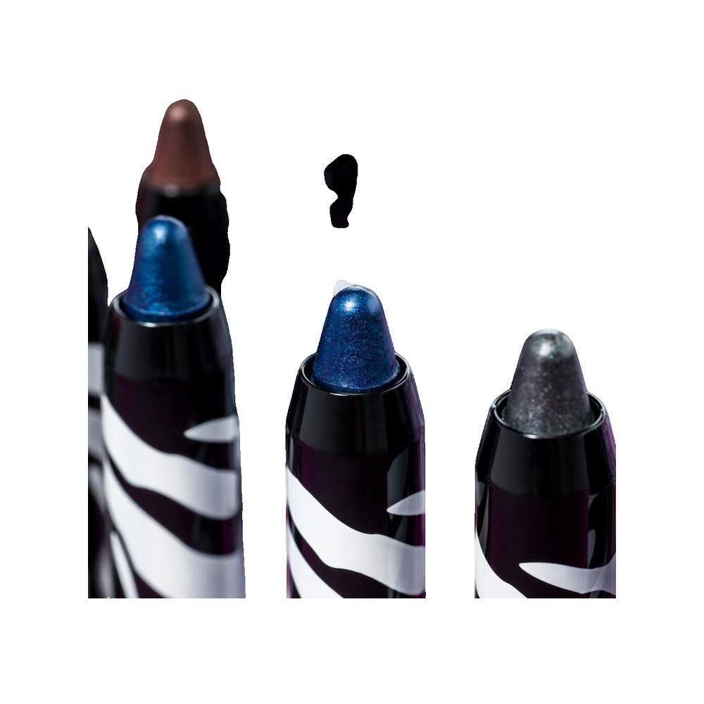 Nahaufnahme von drei Kajalstiften in verschiedenen Farben. Die Stifte haben eine schwarze Basis mit Zebra-Muster.