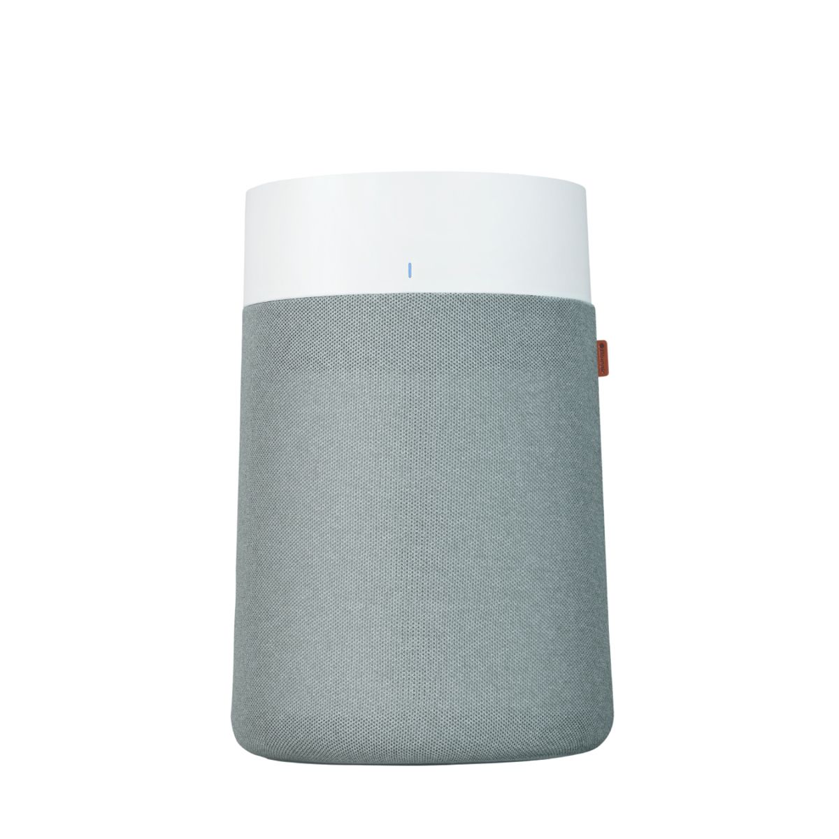 Zylindrischer Luftreiniger, grau-weiß. Stoffbezug, roter Knopf. Oben weiß, unten grau. Minimalistisches Design.