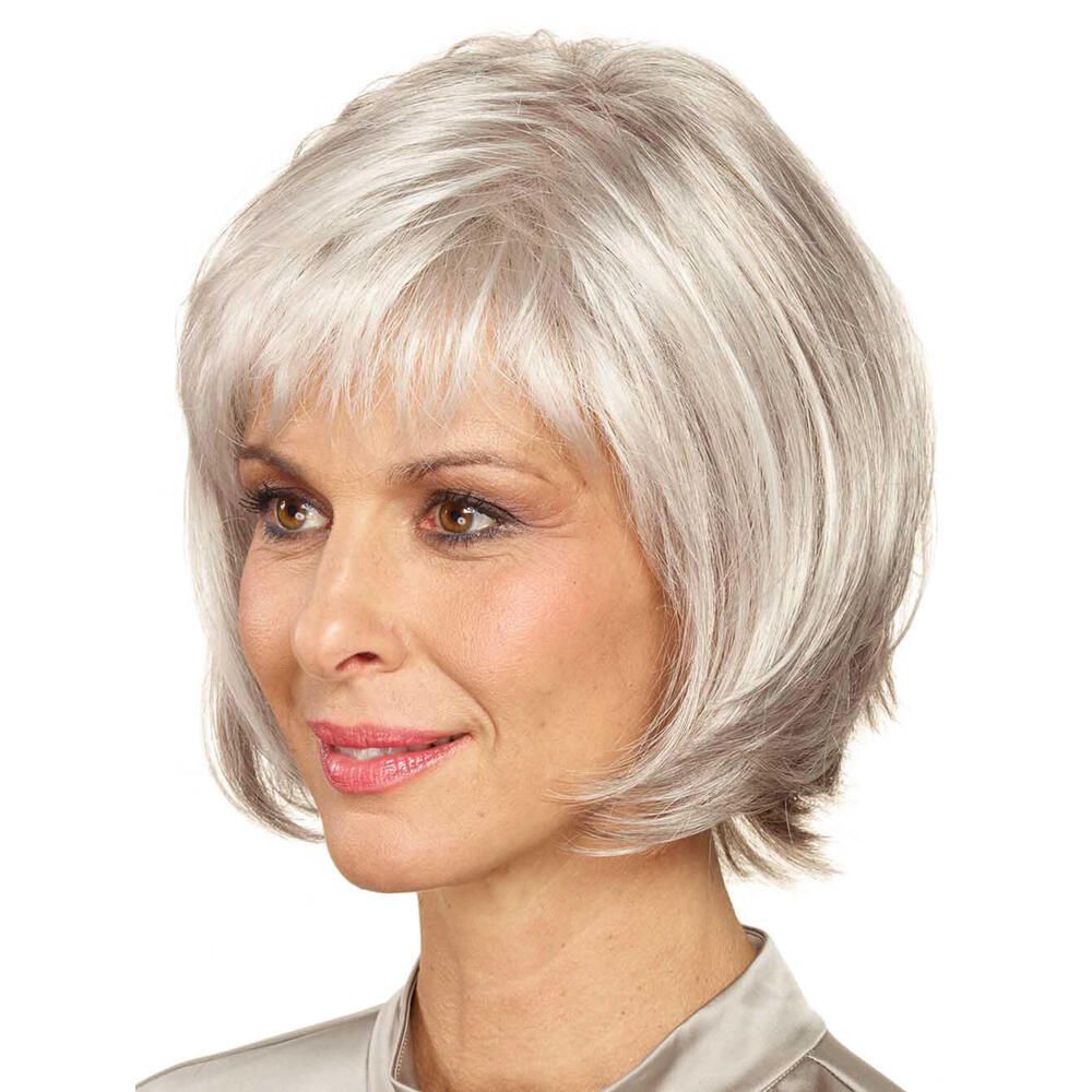 Kurzhaarperücke, grau-meliert, mit Pony. Frau mit Perücke, Seitenansicht.