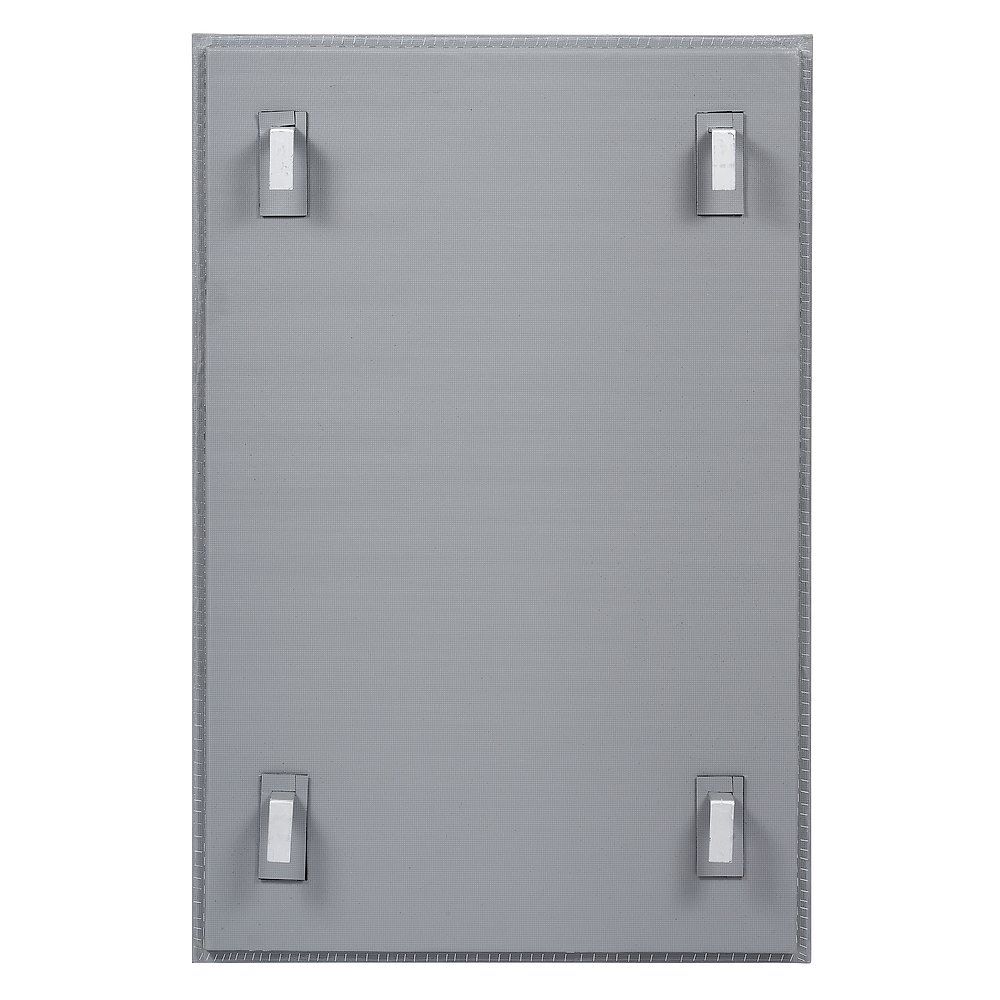 Graue, rechteckige Sprungwand mit vier Metallhalterungen. Die Wand hat eine strukturierte Oberfläche und ist mit einem Rahmen versehen.