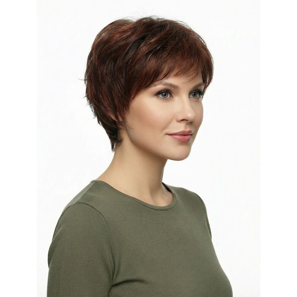 Kurzhaarperücke in Rotbraun. Die Frau trägt ein grünes Oberteil. Dreiviertelansicht.
