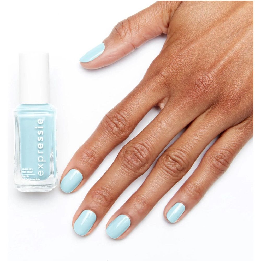 Hellblauer Nagellack auf Fingernägeln und Flasche. Hand mit lackierten Nägeln neben Flasche.