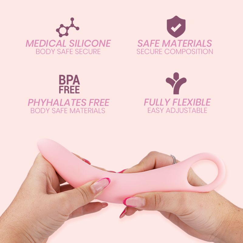 Rosa Dilatator in Händen gehalten. Ringförmiger Griff. Vier Symbole: medizinisches Silikon, sichere Materialien, BPA-frei, voll flexibel.