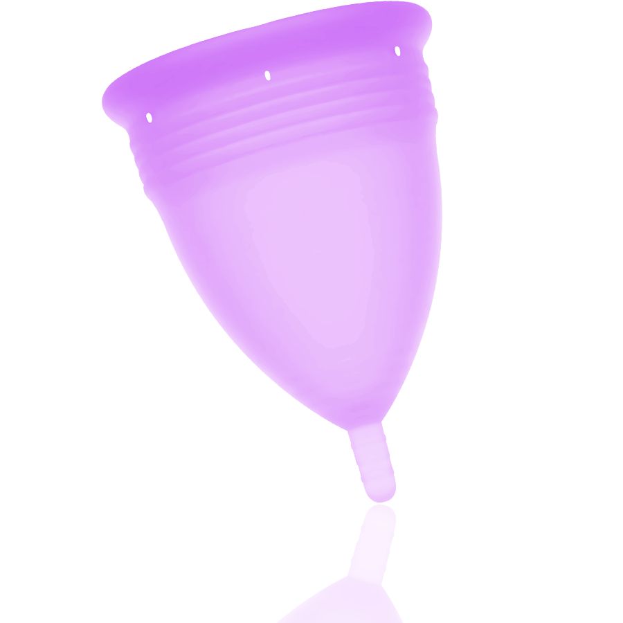 Eine lilafarbene Menstruationstasse. Sie hat eine konische Form mit einem abgerundeten Rand, Rillen und kleinen Löchern. Am Boden befindet sich ein Stiel.