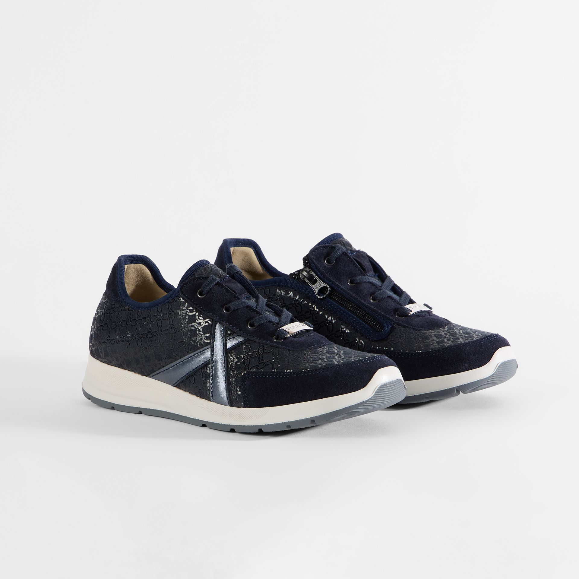 Dunkelblaue Sneaker mit Schnürung, Reißverschluss und Muster.
