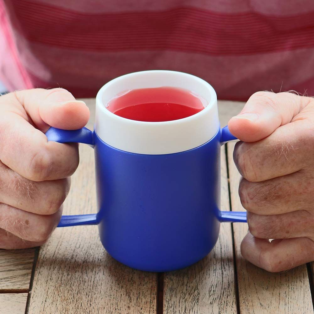 Blauer Becher mit zwei Henkeln, gefüllt mit roter Flüssigkeit. Hände halten den Becher.