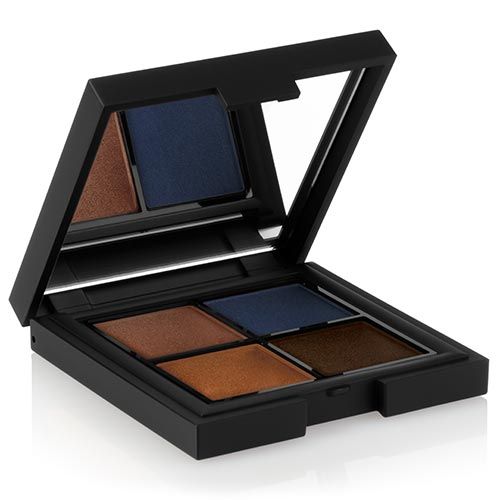 Schwarze Lidschatten-Palette mit vier Farbtönen: Braun und Blau. Mit Spiegel im Deckel. Geöffnet.