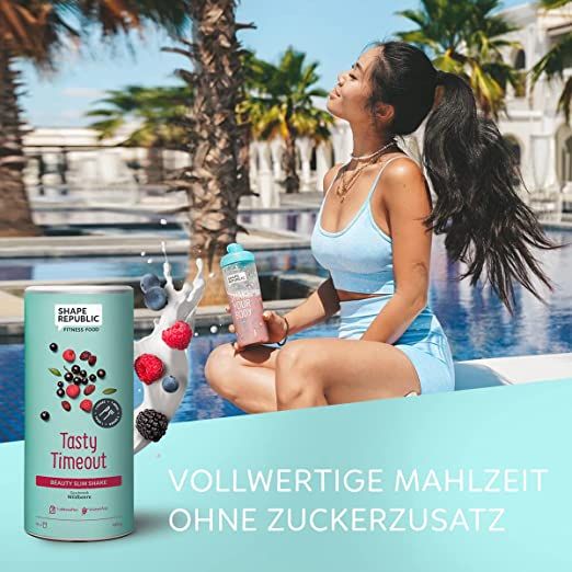 Frau am Pool mit Dose Shape Republic Slim Shake, Tasty Timeout. Text: Vollwertige Mahlzeit ohne Zuckerzusatz.