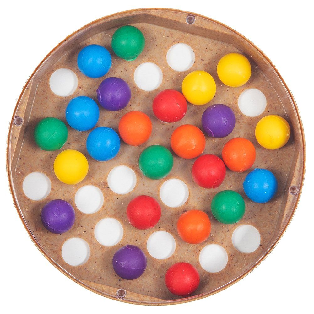 Draufsicht auf ein rundes Spiel mit bunten Kugeln und Löchern. Die Kugeln sind in verschiedenen Farben angeordnet.