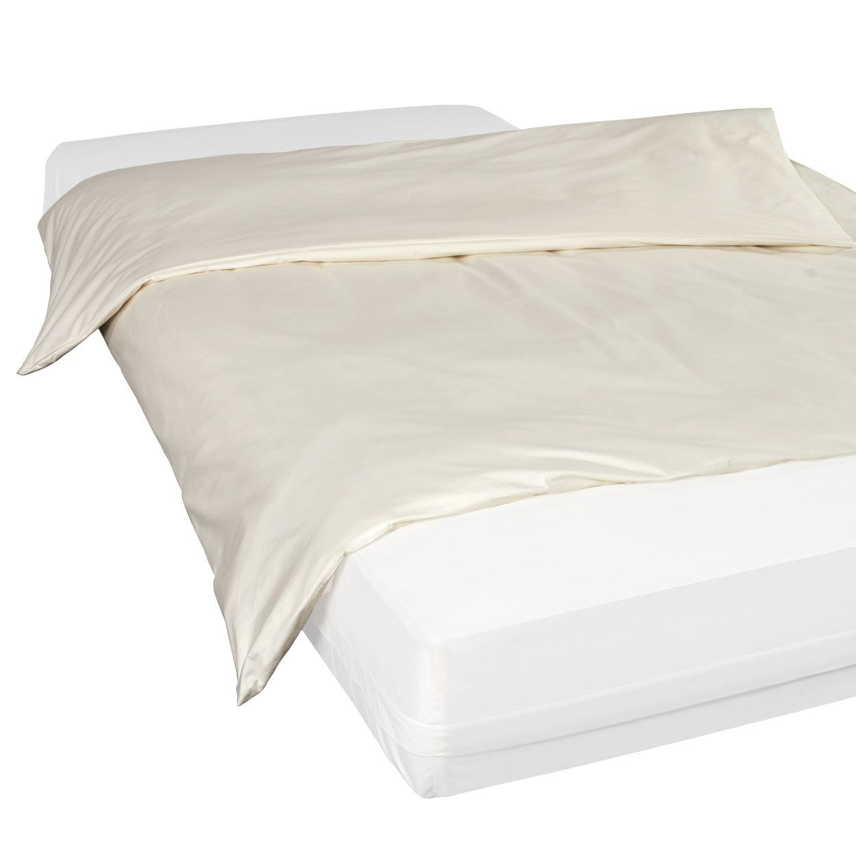 Beige Bettdecke auf weißer Matratze. Die Decke ist glatt und liegt über dem Bett.