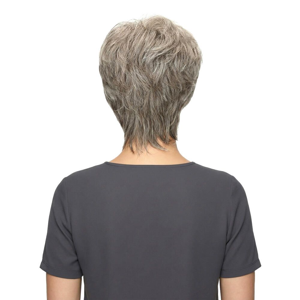 Rückansicht einer Frau mit grauer Kurzhaarperücke. Der Schnitt ist kurz und gestuft.