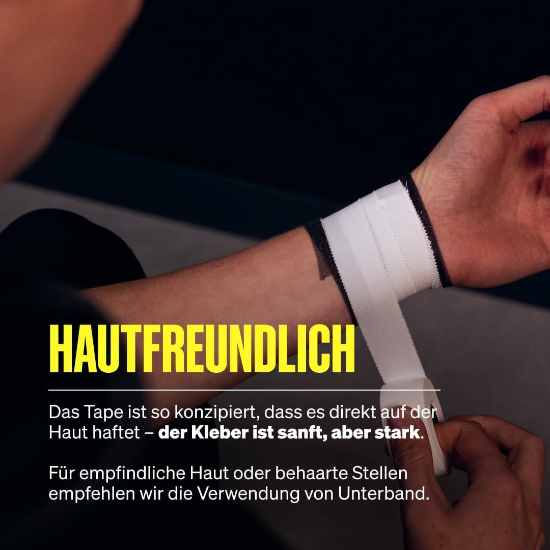 Anlegen von weißem Zinkoxid-Tape am Handgelenk. Hautfreundliches, stark haftendes Tape.